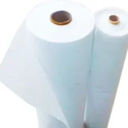 Agrotextil alb cu dimensiunile de 1,6 m x 10 m. Ideal pentru protejarea plantelor de iarnă și îngheț.